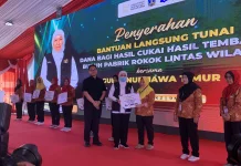 Gubernur Khofifah Serahkan BLT ke 2.800 Buruh Pabrik di Surabaya