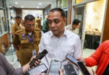 Berangkat Haii, Walikota Eri Tunjuk Armuji dan Syamsul Jadi PLH