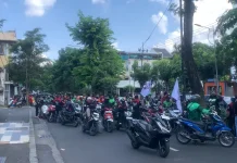 Ribuan Ojol Lakukan Sweeping saat menuju Titik Unjuk Rasa