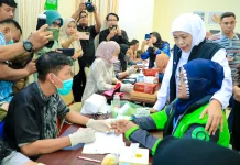 Gubernur Khofifah Tinjau CKG untuk 1.000 Driver Ojol