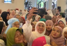 Gubernur Jatim Khofifah Ikuti Shalat Idul Adha 1447H di Masjid Al Akbar Surabaya