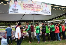 Antusiasme Sopir Ojol dan Pengayuh Becak Terima Paket Daging Kurban