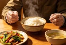 Kebiasaan Makan Pakai Sarung Tangan Ancam Kesehatan Tubuh