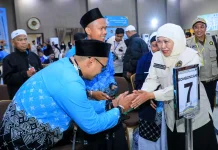 Gubernur Khofifah Sambut Kepulangan Jemaah Haji Kloter I di Asrama Haji