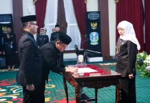 Khofifah Lantik 65 Kepala Sekolah, Tekankan Penguatan Mutu Pendidikan
