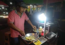 Kisah Syaiful, Penjual Telur Gulung yang Bertahan demi Keluarga