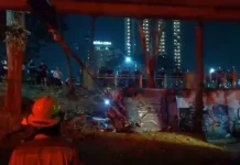 Mobil Terjun dari Flyover Gubeng, Dua Penumpang Dievakuasi