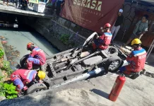 Keluar Area Parkir, Xenia Masuk Saluran Air, Ibu dan Anak Syok