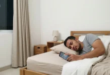 Kenapa Scroll Medsos sebelum Tidur Bikin Susah Merem?