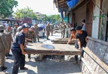 Pemkot Surabaya Tertibkan Lapak PKL di Jalan Gembong Tebasan