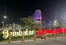 Pesona Malam Jembatan Sawunggaling: Gemerlap Lampu Warna-Warni Manjakan Mata