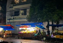 Tetap Benderang di Kala Subuh, Lapak Bunga di Kedungdoro Setia Layani Pembeli 24 Jam