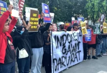 Aliansi Rakyat Menggugat Sampaikan Aspirasi di Grahadi