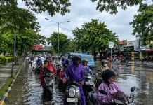 DSDABM: Hujan Deras dan Pasang Air Laut Picu Genangan di Surabaya