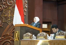 Gubernur Khofifah Sampaikan Nota Keuangan Pelaksanaan APBD 2025