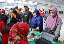 Eri Cahyadi Apresiasi Penyaluran 2.300 Paket Sembako oleh 10Regentstraat