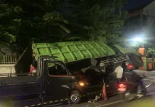 Truk Muatan Pasir Seberat 50 Ton Ambles di Kawasan Rungkut