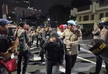 Belasan Demonstran Diamankan usai Aksi di Depan Grahadi Berujung Ricuh