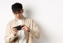 Waspadai Tech Hump akibat Kebiasaan Menunduk Bermain Gawai