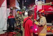 Diduga Puntung Rokok, Rumah di Jagir Surabaya Terbakar Hebat