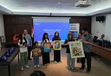 Seniman Muda Donasi Lukisan, Hibur Pasien Anak di RS Premier Surabaya