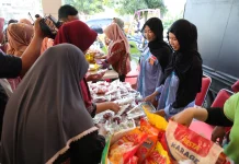 Pemkot Surabaya Gelar Pasar Murah, Warga Kedung Cowek Antusias Berbelanja