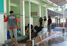 KKN 88 UINSA Gaungkan Gotong Royong lewat Aksi Bersihkan Masjid