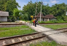Aksi Pemotor Melintas di Rel, KAI Daop 8 Minta Warga Taat Aturan