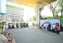 Ojol Perempuan Surabaya Terima Bantuan Helm dan Sembako