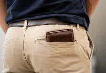 Dompet di Saku Belakang Ganggu Postur Duduk