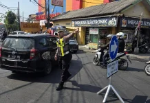 Lalu Lintas Mulai Padat, Aparat Sekat Akses Jalan Benowo ke Stadion GBT