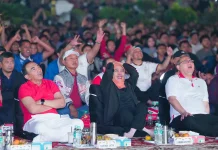 Bersama Ribuan Pecinta Bola, Khofifah Nobar Final Piala Dunia di Grahadi