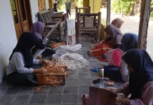 Santri Qotrul Falah Kembangkan Usaha Anyaman lewat OPOP Jatim