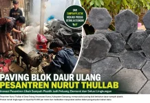Sampah Plastik Disulap Jadi Paving Blok di Pesantren Nurut Thullab Sampang