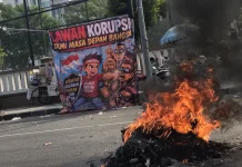 Demo AMI di Kejati Aksi Jatim Diwarnai Bakar Ban