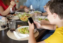 Kebiasaan Makan Sambil Main Hp Pengaruhi Perilaku Anak