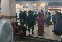 Keluarga Penumpang KM Mutiara Sentosa 2 Padati Tanjung Perak