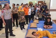 Tinjau Posko Korban KM Mutiara Sentosa II, Khofifah Jamin Penanganan Korban
