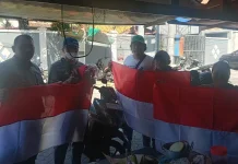 Bakesbangpol dan FPK Surabaya Bagikan 1.000 Bendera Merah Putih jelang HUT RI