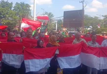 Khofifah Bagikan Bendera Sambut HUT RI Ke-81