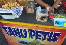 Tahu Petis Sundaan Tenda Merah, Favorit Warga Undaan Surabaya