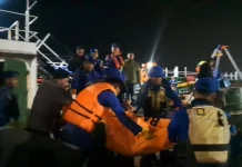 SAR Gabungan Evakuasi Dua ABK Korban Keracunan Gas Beracun