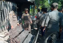 Kursi Fasum Pemkot Surabaya Diduga Dicuri Menggunakan Ambulans