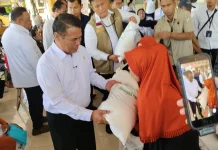 Bantuan Pangan Mulai Disalurkan di Surabaya, Dipantau Mentan dan Dirut Bulog