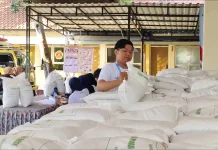 Bulog Salurkan Bantuan Pangan Tiga Bulan di Surabaya