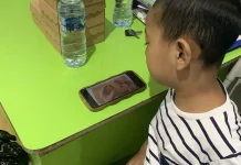 Anak Tantrum di Kasih Gadget, Ini Bahayanya!