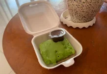 Kue Pancong Pandan: Jajanan Tradisional yang Viral dan Laris Manis di Surabaya