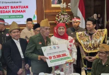 Kado Kemerdekaan, BAZNAS Jatim Salurkan 81 Paket Bedah Rumah