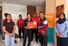 Pemain Soekarno Cup Berikan Bantuan Bahan Pokok Bagi Mahasiswa NTT di Surabaya