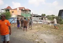 Warga Tutup TPS Suko akibat Sampah Menumpuk
